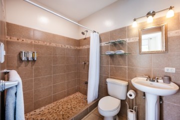 Large bedroom ensuite bathroom