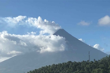 Mayon-Volcano-is-smoking