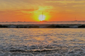 tamarindo-sunset-boat-engulfed