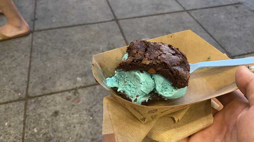 Sandwich cookie made of ice cream and brownies