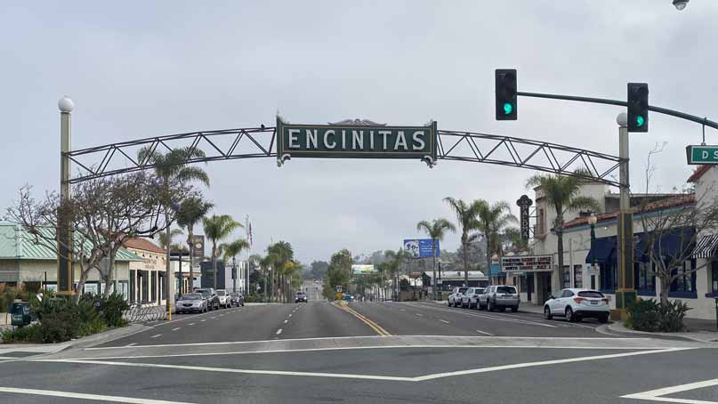 Sign over a street that says 'Encinitas'