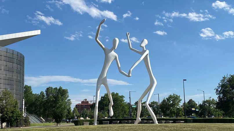 giant sculpture of 2 people dancing