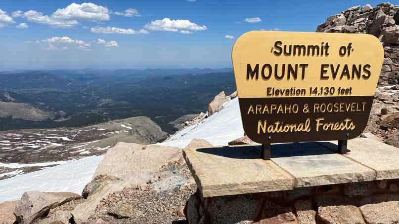 sign saying 'summit at mount evans'