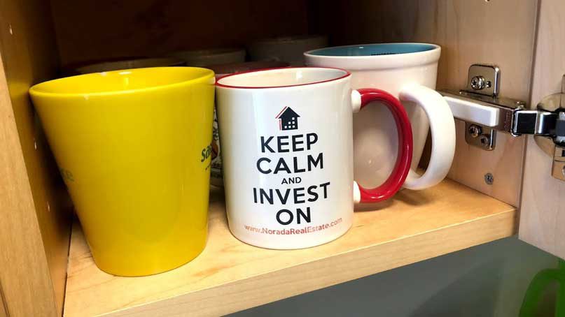 Mug that says Keep Calm And Invest On